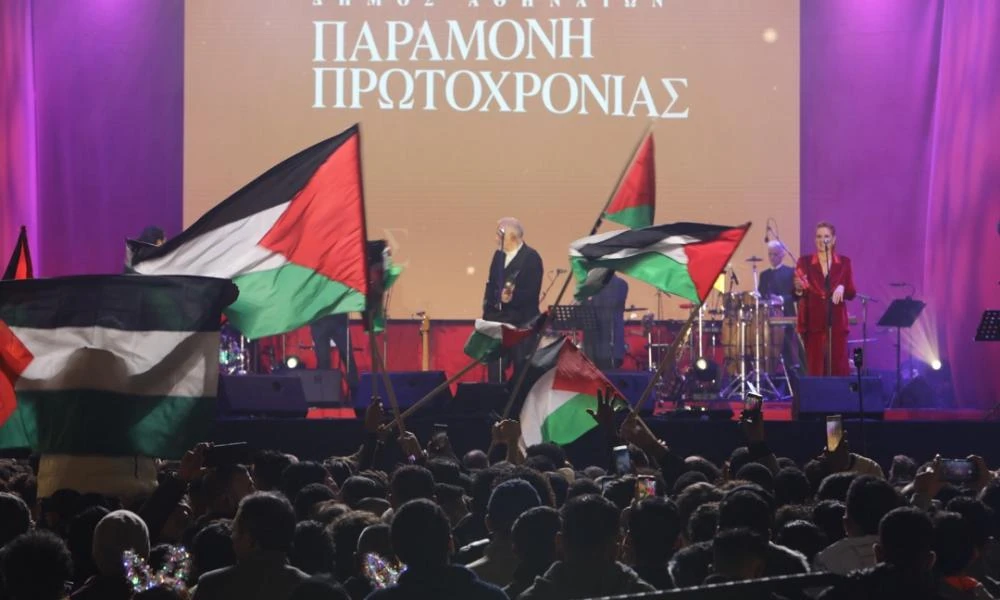 Εκατοντάδες μετανάστες με σημαίες της Παλαιστίνης το χθεσινό σκηνικό στο Σύνταγμα για την έλευση του 2024